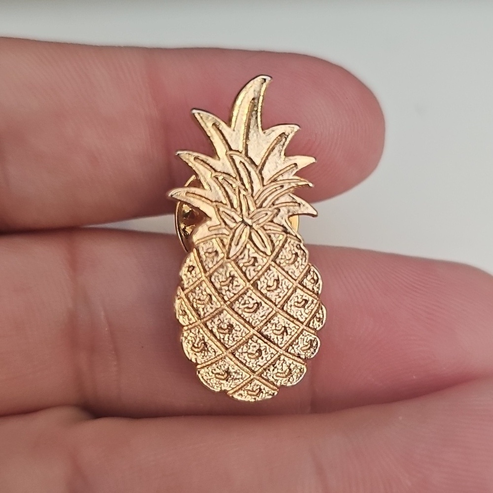 Chic Gold Pineapple Pin - Picture 3 of 3